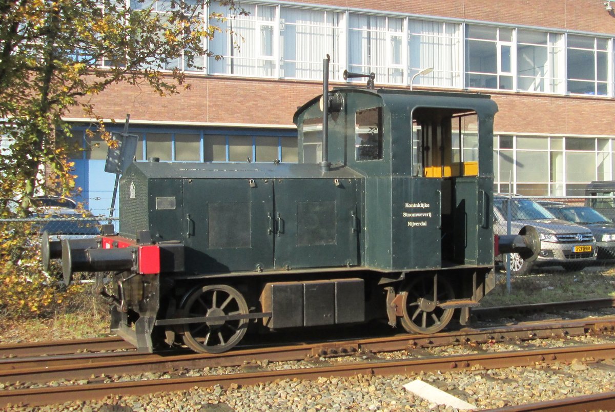 NO-10 steht am 23 Oktober 2016 in Beekbergen bei der MBS.

Anmerkung: 
Eine O&K RL3, Baujahr 1935, Fabrik Nr. 20548, geliefert an Bataafse Petroleum Maatschappij in Pernis als BPM 2, 1953 wurde sie an die „Koninklijke Stoom Weverij“ (KSW) in Nijverdal verkauft und als KSW 10 gef�hrt. 1971 kam sie zur MBS.

