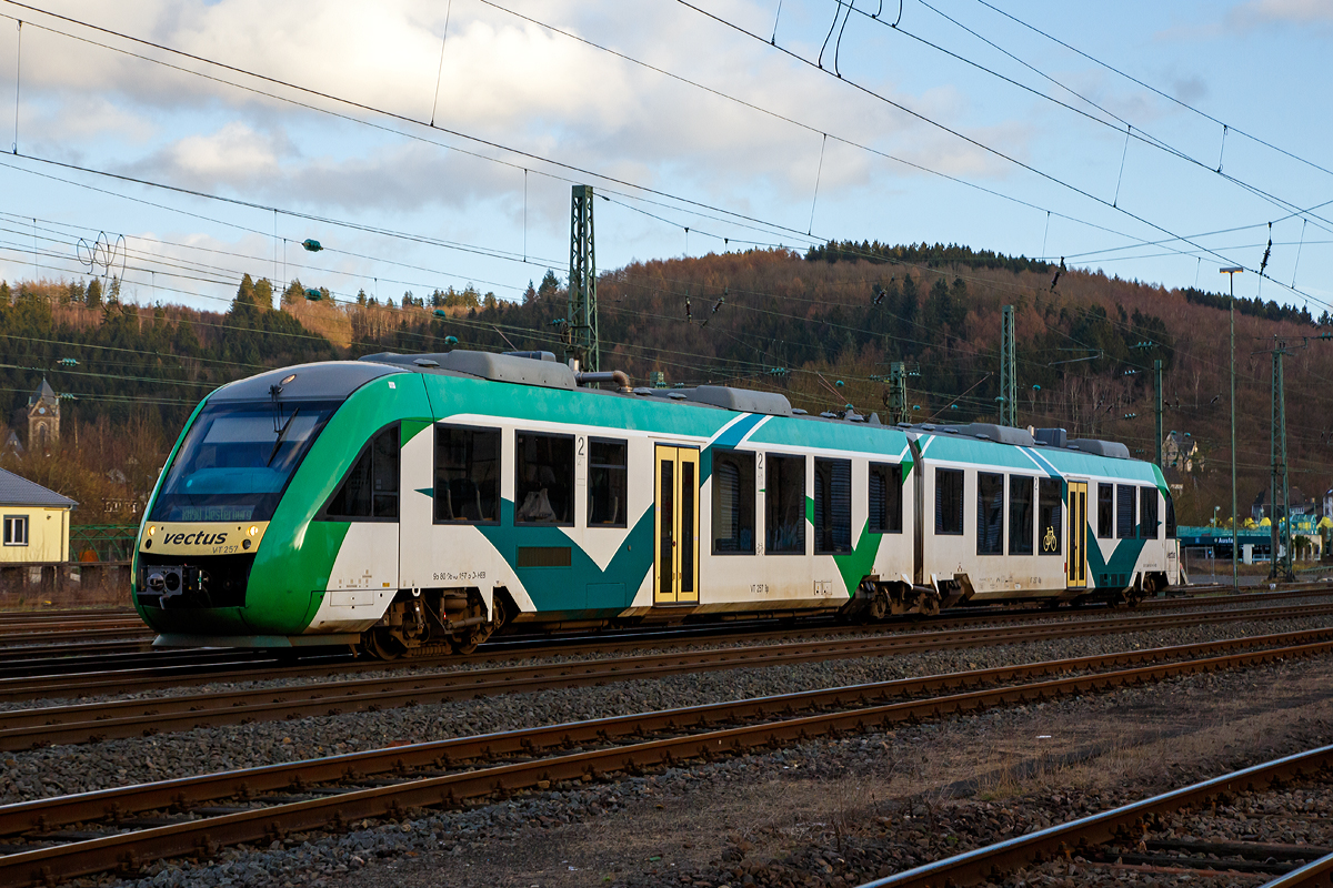 
Noch einige, wie dieser, sind in der Farbgebung der vectus Verkehrgesellschaft....

Der Dieseltriebzug VT 257 (95 80 0648 157-5 D-HEB / 95 80 0648 657-4 D-HEB) ein Alstom Coradia LINT 41 der HLB (Hessische Landesbahn), ex Vectus VT 257, fährt am 23.12.2015 von Betzdorf/Sieg,  als RB 90  Westerwald-Sieg-Bahn , weiter in Richtung Westerburg. Er fährt die Verbindung Siegen - Betzdorf/Sieg - Au/Sieg - Altenkirchen - Westerburg. 

Der Alstom Coradia LINT 41 wurde 2004 von Alstom (LHB) in Salzgitter unter der Fabriknummer 1188-007 für die vectus Verkehrsgesellschaft mbH gebaut, mit dem Fahrplanwechsel am 14.12.2014 wurden alle Fahrzeuge der vectus nun Eigentum der HLB.