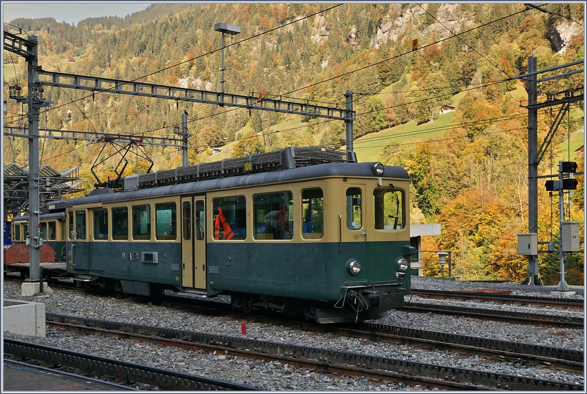 Noch immer im Einsatz, wenn auch die Aufnahme lichtm�ssig etwas zu w�nschen �briglassen: die WAB BDeh 4/4 in Lauterbrunnen. 

17. Okt. 2018
