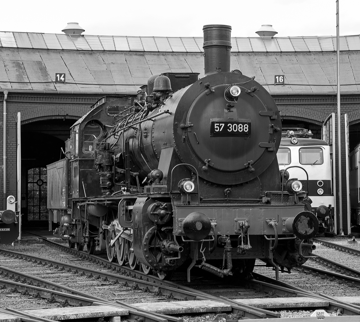 
Nochmal nun in schwarz-weiß....
Die preußische G10 Schlepptender-Güterzuglokomotive 57 3088 (ex G10 6011 Halle, ex DB 057 088-7) am 26.08.2017 beim Lokschuppenfest im Südwestfälische Eisenbahnmuseum in Siegen.

Die Lok wurde 1922 von Rheinmetall unter der Fabriknummer 550 gebaut und als G10 6011 Halle an die Deutsche Reichsbahn geliefert, 1925 erfolgte die um Bezeichnung in DR 57 3088 (nach dem Krieg DB 57 3088). Kurz vor der z-Stellung am 10.06.1968 wurde sie zum 01.01.1968 noch in DB 057 088-7 umgezeichnet. Am 24.06.1970 schied sie aus dem Bestand der DB aus. Von 1974 bis 2002 war sie als Denkmal auf dem Gelände des Bahnbetriebswerks Haltingen aufgestellt (mit Unterbrechungen als Ausstellungstück). Nachdem der Personalbestand in Haltingen zur Pflege gemäß den Auflagen des VM Nürnberg nicht mehr ausreichte, kam sie 2002 nach Siegen.