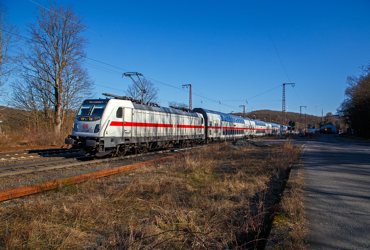 Nochmals eine lieben Gruß an den netten grüßenden Lf zurück....
Hier nun der Nachschuss.

Steuerwagen voraus fährt der IC2 (Garnitur IC 4887) am 07.03.2022, als IC 2321 (Norddeich Mole - Münster  -  Siegen – Frankfurt/Main) durch Rudersdorf (Kr. Siegen) in Richtung Frankfurt.  Schublok war die 147 563 (91 80 6147 563-1 D-DB - IC 4887).

Die TRAXX P160 AC3 wurde 2018 von Bombardier in Kassel gebaut und an die DB Fernverkehr AG geliefert. Sie hat die Zulassungen für Deutschland. Für die Schweiz ist die Zulassung auch vorgesehen, daher hat sie auch vier Stromabnehmer, doch wurde noch keine Zulassung durch die Schweiz vom Hersteller erlangt.