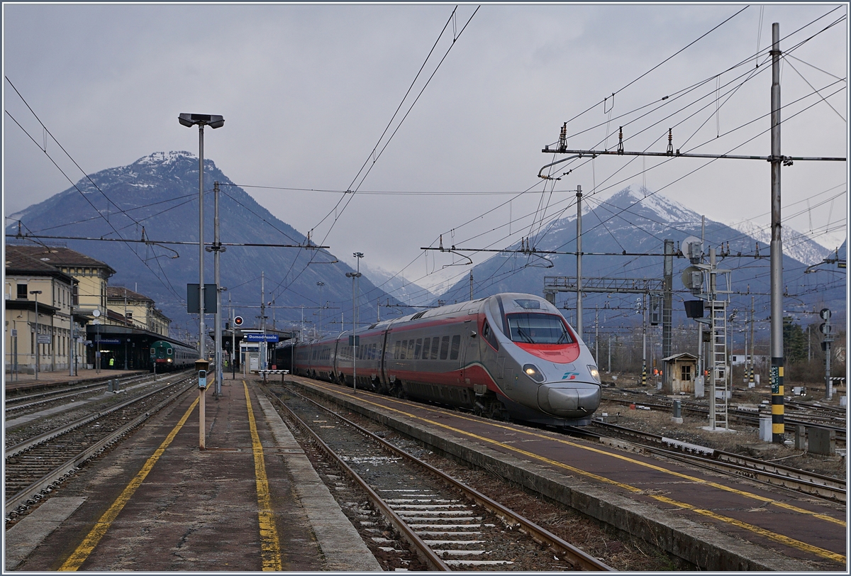 Nun auf das FS System umgeschaltet und für die Weiterfahrt nach Milano bereit, zeigt sich der FS ETR 610 mit nur noch zwei brennenden Frontleuchten. 
Domodossola, den 16. Jan. 2018