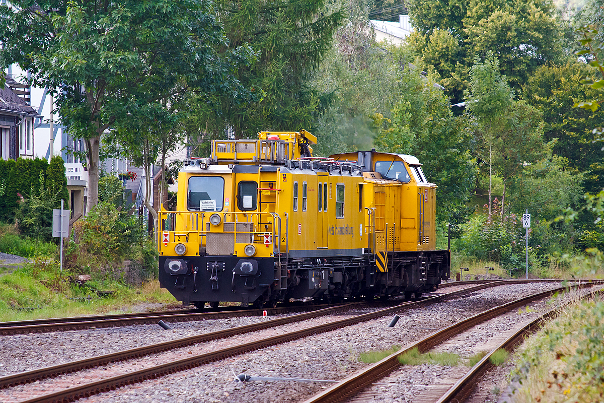 Nun haben sie Hp 1 und die 203 302-5 (92 80 1203 302-5 D-DB), ex DR 202 555-9, ex DR 112 555-8, ex DR 110 555-0 zieht das Tunnelinstandhaltungsfahrzeug (TIF) 705 001-6, beide der DB Netz AG, am 21.08.2014 vom Bf Herdorf weiter in Richtung Betzdorf(Sieg).  

Das Tunnelinstandhaltungsfahrzeug, übrigens das einzige Fahrzeug dieser Baureihe, wurde 1992 von der Deutsche Plasser unter der Fabriknummer 2 454 gebaut.

Das Fahrzeug hat ein begehbares Dach, Arbeits- bzw. Begutachtungsplattformen an den Wagenenden, Hubdrehbühne, Kran und entsprechende Lampen zur Ausleuchtung der Tunnel. Der Hubsteiger erreicht eine Ausladung von ca. 8,5 m bei einem Schwenkbereich von 400°. Es kann so jeder Punkt der Tunnelleibung erreicht werden. Der Kran hat eine Hubkraft von 51 kNm

Die Raumaufteilung ist wie folgt: Mehrzweckraum und Führerstand 2 mit Sozialraum für Begleitpersonal zum Wohnen, Kochen, Schlafen, Büroraum zur Auswertung der Befunde, Aufenthaltsraum für den Untersuchungstrupp, Naßzelle mit Dusche und WC und dem Führerstand 1.

Zum Antrieb hat es zwei unterschiedliche Dieselmotoren:
Der Fahrmotor für die Eigenfahrt (Hg max. 120 km/h) ist ein luftgekühlter KHD V12-Zylinder-Dieselmotor  mit Abgasturbolader vom Typ BF 12L513C mit 383 kW Leistung.
Der Arbeitsmotor (für Energieversorgung in Arbeitsstellung  und Geschwindigkeiten von v= 5-7 km/h) ist ein langsam laufender luftgekühlter KHD V4-Zylinder-Dieselmotor  mit Abgasturbolader vom Typ BF 4L1011T mit 44 kW Leistung. Er ist schadstoffarm und hat Rußfilter, was bei Tunnelarbeiten wohl von Vorteil ist.

Das Fahrzeug besitzt ein Trieb- und ein Laufdrehgestell mit hydromechanischem Fahrantrieb. Ein Drehstromgenerator 220/380 V wird hydrostatisch vom jeweils genutzten Motor angetrieben. 

Weitere Technische Daten:
Länge über Puffer:   15.920 mm      
Gesamtgewicht:  52 t      
Höchstgeschwindigkeit (Hg): 120 km/h (geschleppt 140 km/h)
Höhe über SO:  4.485 mm      
max. Breite:  3.100 mm      
Drehzapfenabstand:  9.500 mm      
Achsstand Drehgestell:  1.800 mm      
Raddurchmesser:  840 mm      