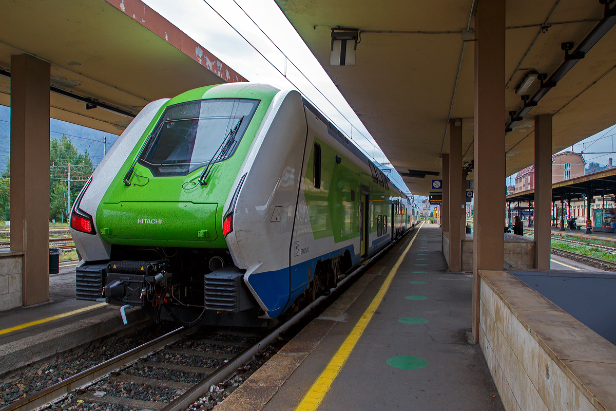Nun sind auch schon die Hitachi “Rock”-Triebzüge (Hitachi Caravaggio) in Domodossola angekommen.....
Hier steht am 08.09.2021 im Bahnhof Domodossola der vierteilige Rock – ETR 421-017 der Trenord (Tn). 