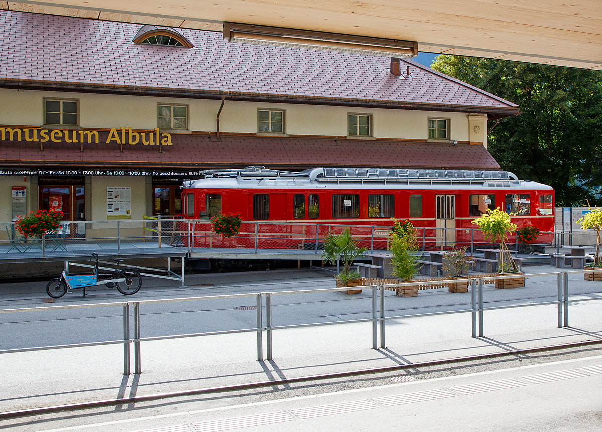 Nun steht er im B�ndnerland, vor dem Bahnmuseum Albula in Berg�n/Bravuogn.....
Der RhB-Triebwagen BDe 4/4 Nr. 491, ex Misoxerbahn, steht am 06.09.2021 vor dem Bahnmuseum Albula beim Bf Berg�n/Bravuogn (aufgenommen aus dem Zug heraus).

Der RhB BDe 4/4 - 491 war der einzige fabrikneu durch die Rh�tische Bahn f�r die Misoxerbahn bzw. Misoxerlinie  beschaffte Triebwagen (Baujahr 1958 von SWS und BBC) und lehnte sich technisch an die �hnlichen, ein Jahr zuvor f�r die 2400 Volt-Gleichstrom Strecke Chur - Arosa beschafften Triebwagen ABDe 4/4 Nr. 481-486 an. Die Misoxerbahn war eine ehemalige meterspurige Schmalspurbahn in den Schweizer Kantonen Tessin und Graub�nden. Die 31,3 Kilometer lange Strecke f�hrte von der Tessiner Kantonshauptstadt Bellinzona durch die B�ndner Talschaft Misox nach Mesocco. Er�ffnet wurde die Strecke 1907 von der Societ� Ferrovia elettrica Bellinzona–Mesocco (BM), das 1942 in der RhB aufging. Bereits 1972 wurde der Personenverkehr eingestellt, 2003 auch der G�terverkehr. Bis 2013 wurde auf dem verbliebenen 12,7 Kilometer langen Restst�ck durch die Societ� Esercizio Ferroviario Turistico (SEFT) ein touristischer Museumsbahnbetrieb aufrechterhalten und die Eisenbahn als Ferrovia Mesolcinese (FM) bezeichnet. 

Seither war der Triebwagen gemeinsam mit einigen weiteren ex RhB- und ex BA-Fahrzeugen im Depot in einer fr�heren Fabrikhalle in Grono abgestellt. Aufgrund der nun anstehenden Aufl�sung der Museums-Sammlung der SEFT in Grono wurden f�r die Fahrzeuge neue Standorte gesucht und f�r den BDe 4/4 Nr. 491 ein Platz beim ALBULA-Bahnmuseum in Berg�n gefunden. In der Folge wurde er auf der Stra�e von Grono via San Bernardino-Tunnel nach Landquart in die RhB-Haupt-Werkst�tte �berstellt, wo er eine �u�ere Aufarbeitung mit Neulackierung im Stil der 80er-Jahre erhalten hat. Er sieht nun wieder so aus, wie er 1980 die HW-Landquart schon einmal verlassen hatte. Am 9.Juni 2021 wurde er im Rahmen einer Sonderfahrt tags�ber, gezogen von einer Diesellok und erstmalig auf Stammnetz-Gleisen nach Thusis und nachts dann weiter nach Berg�n �berstellt. Dort wird er k�nftig an die einstige, vom restlichen RhB-Netz isolierte, fr�here Misoxer-Bahn weiter erinnern.

Hier wird er in den kommenden Monaten vor dem Eingang des Museums aufgestellt bleiben und als „GROTTO 491“ seine fr�here Heimat, das B�ndner S�dtal Misox vertreten. Zu einem sp�teren Zeitpunkt soll der Triebwagen auf das fr�her von dem Rh�tisches Krokodil RhB Ge 6/6 I 407 genutzte Gleis unterhalb des Museums neben der Bahnhofs-Zufahrt aufgestellt werden, wo er sich dann k�nftig noch besser pr�sentieren wird und auch frei Fotografieren l�sst.

TECHNISCHE DATEN der BDe 4/4:
Anzahl: 1
Hersteller: SWS, BBC
Baujahre: 1958
Spurweite: 1.000 mm (Meterspur)
Achsformel: Bo’Bo’
L�nge �ber Puffer: 	17.770 mm
Gesamtradstand: 13.950 mm
Dienstgewicht: 41 t
H�chstgeschwindigkeit: 	65 km/h
Stundenleistung: 677 kW
Anfahrzugkraft: 129 kN
Stundenzugkraft: 62 kN bei 39,5 km/h
Stromsystem: 	1500 Volt DC (Gleichstrom)
Anzahl der Fahrmotoren: 4
�bersetzungsverh�ltnis: 1:4,83
Sitzpl�tze (2.Klasse): 16 und 4 Klappsitze
Ladefl�che: 11 m�
