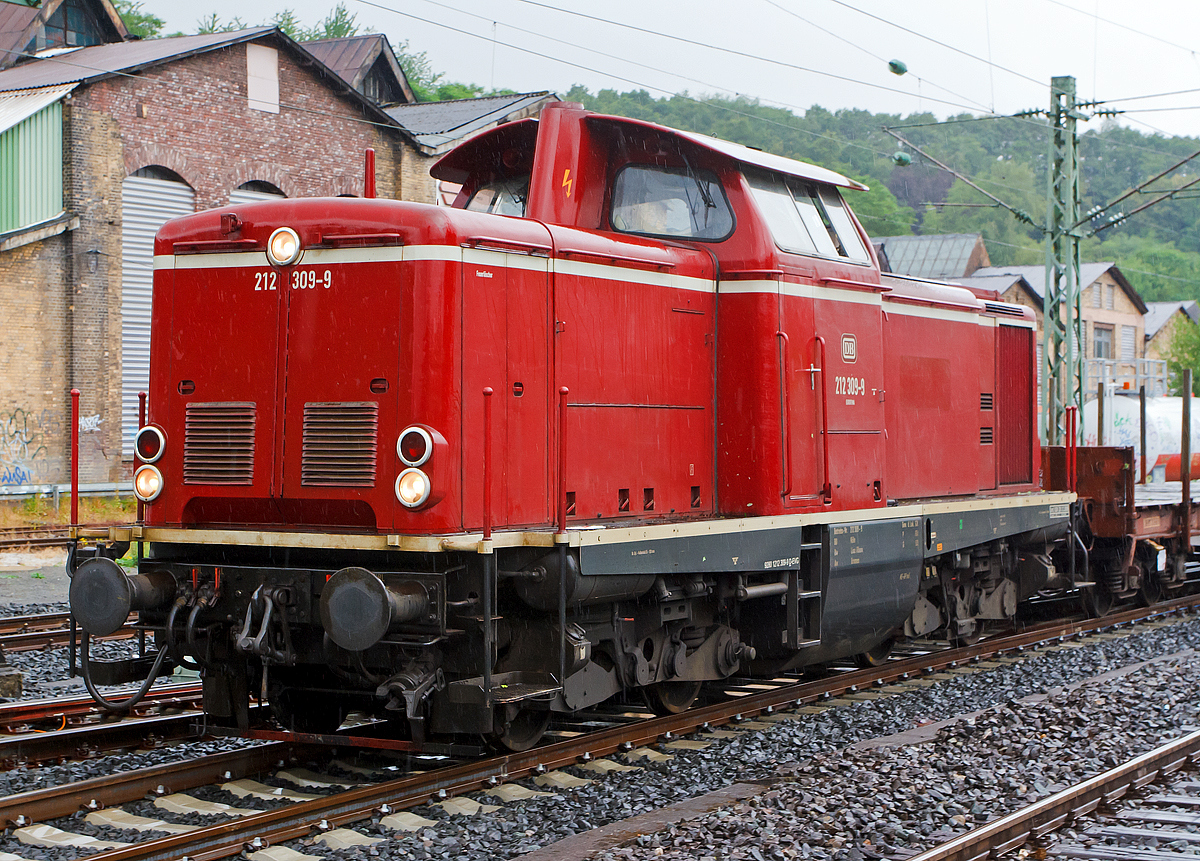 
Obwohl es heute regnete, musste ich einfach zum abschalten an die Strecke....
Bedingt durch Defekts und Hauptuntersuchungen an den eigenen MaK On Rail DH 1004 Loks der WEBA hat die Westerwaldbahn zurzeit die altrote 212 309-9 (ex DB V 100 2309) von der RE - Rheinische Eisenbahn angemietet. 
Hier kommt die V 100.20 am 08.07.2014 gerade mit ihrem �bergabezug in Betzdorf/Sieg an. 

Die V 100.20 wurde 1966 von MaK unter der Fabriknummer 1000356 als V 100 2309 gebaut und an die DB geliefert, 1968 erfolgte die Umbezeichung in DB 212 309-9, bis 2002 die Ausmusterung bei der DB erfolgte. �ber ALS in Stendal ging sie dann 2003 an die Rheinische Eisenbahn GmbH in Linz am Rhein. Seit 2007 hat sie die NVR-Nummer 92 80 1212 309-9 D-EVG, eingestellt durch die Eifelbahn Verkehrsgesellschaft mbH (EVG) diese ist die Muttergesellschaft der RE.  
