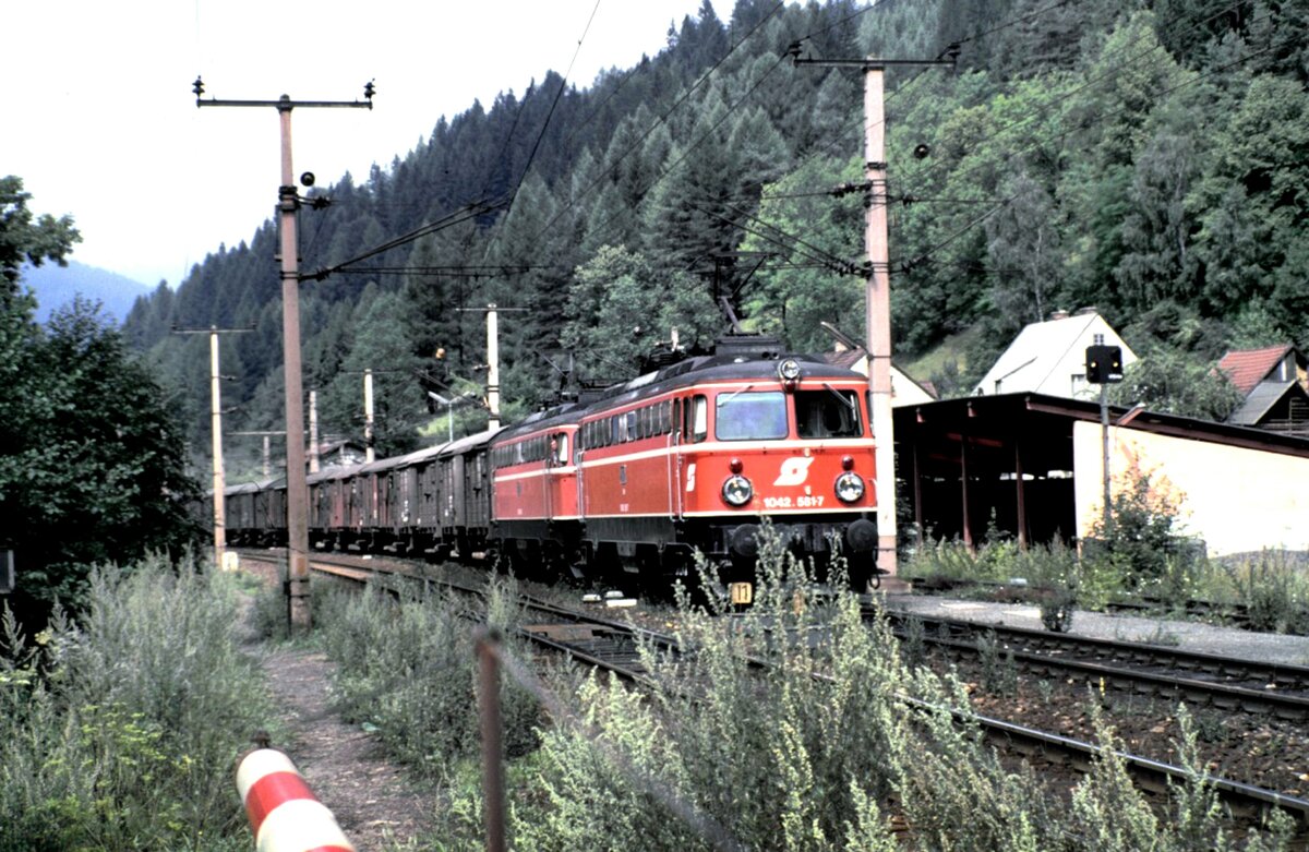ÖBB 1042.581-7 und eine weitere 1042 in Mürzzuschlag am 09.08.1986.