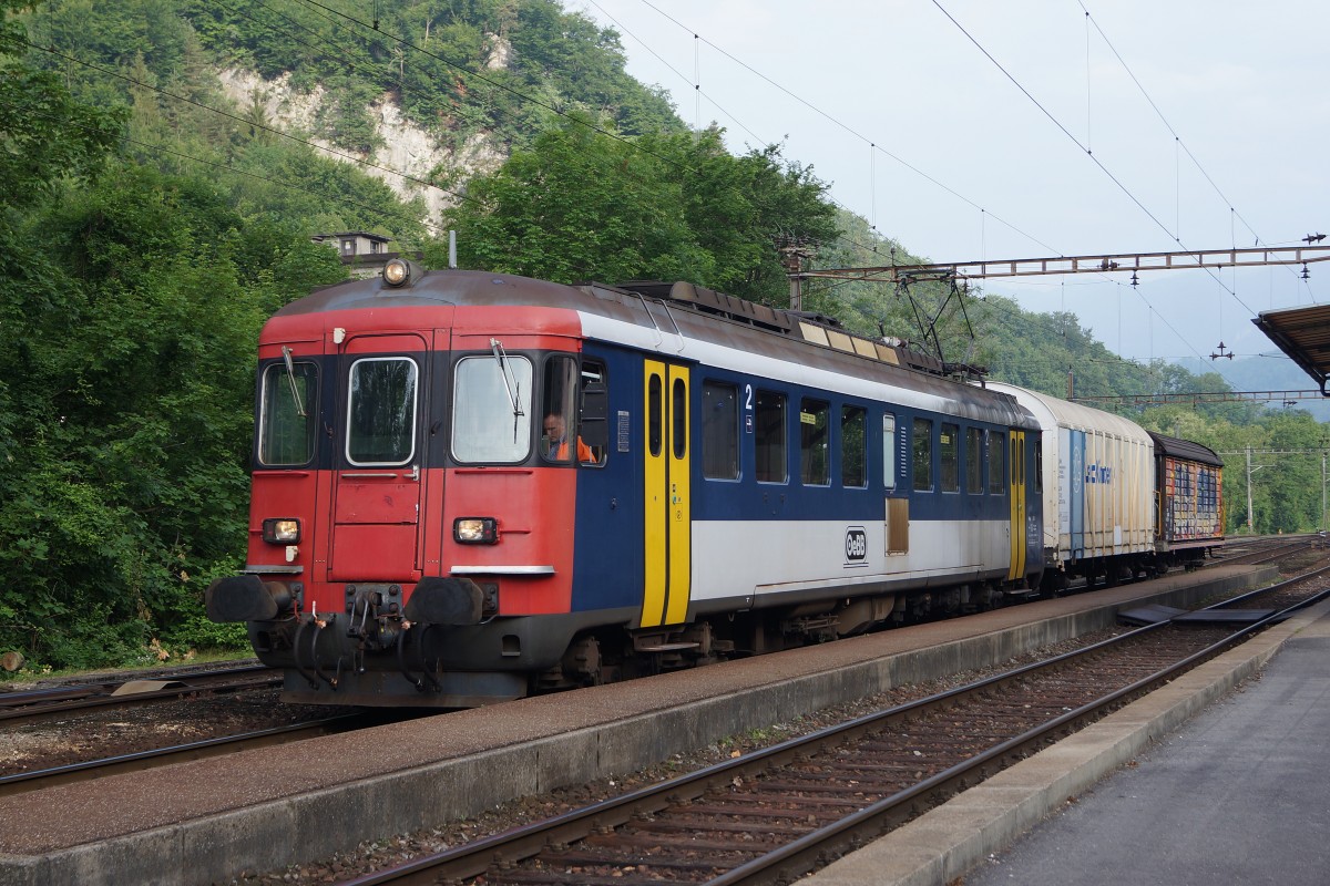 OeBB: Am 11. Juni 2015 gelangte der RBe 4/4 206 (ehemals SBB) im Güterverkehr zum Einsatz. Auf der Station Klus wartet er eine Zugskreuzung mit dem Regionalzug ab.
Foto: Walter Ruetsch