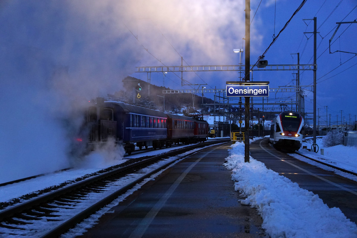 OeBB: Dampffahrt Balsthal-Olten der Oensingen Balsthal Bahn mit der Eb 2/4 35, 2 Salonwagen und der Re 4/4 I 10009 vom 1. Dezember 2017.
Abendstimmung w�hrend der Bahnhofsausfahrt Oensingen.
Foto: Walter Ruetsch 