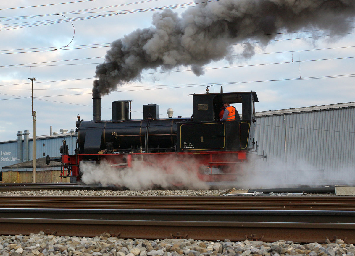 OeBB: E 3/3 1 auf Rangierfahrt in Oensingen am 12. November 2016.
Fr�here Besitzer dieser Lok aus dem Jahre 1909 waren KLB, SBB und von Roll Klus.
Foto: Walter Ruetsch