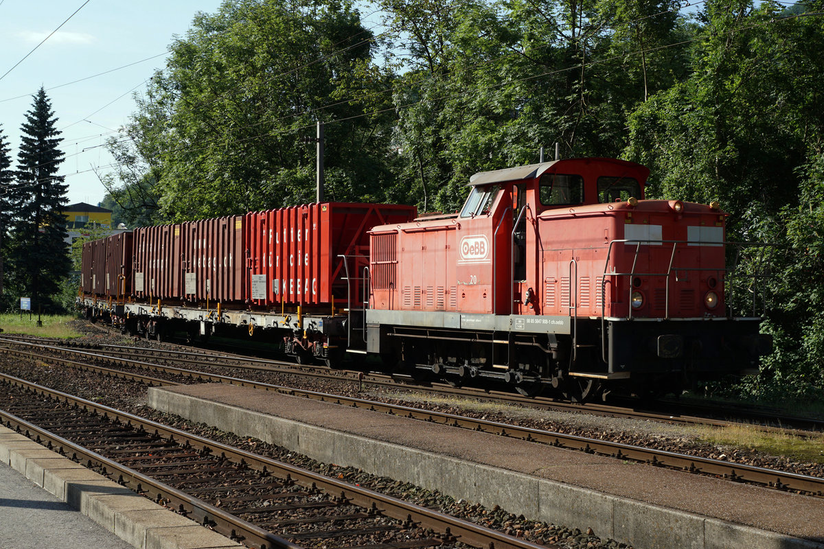 OeBB: In einem Umkreis von nur 5 Kilometer k�nnen im Kanton Solothurn noch t�glich drei Diesellokomotiven aus Deutschland im Einsatz fotografiert werden.
Die Em 4/4 20 (Seite Balsthal) mit einem Kehrichtzug in der Klus bei Balsthal am 18. Juli 2017.
Foto: Walter Ruetsch