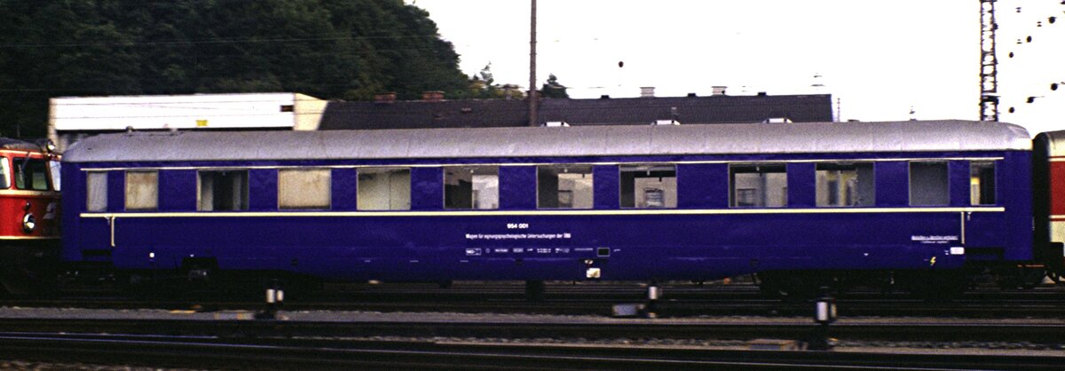 ÖBB Schulungswagen 954 001 ex Schürzenwagen in Attnang--Puchheim am 07.10.1981.