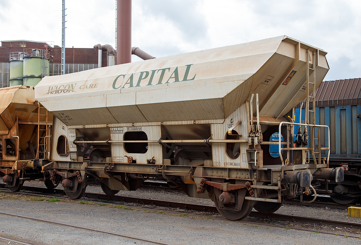 
Offener Sch�ttgutwagen mit dosierbarer Schwerkraftentladung und zwei Rads�tzen der Mietfirma WAGON CARE B.V. mit Zulassung in Luxemburg mit der Nr. 23 RIV 82 L-WCB 6450 249-9 Fcs, abgestellt am 20.08.2015 auf den KSW-Gleisen in Siegen-Eintracht.

Der Wagen wurde 1970 von der Waggonfabrik Talbot in Aachen gebaut. Zudem tr�gt er noch die CFL Nr. 6450 249 aus dem Jahre 1990.

Bei den offenen Selbstentladewagen hat der Laderaum die Form mehrere nebeneinander stehenden Trichtern der Entladevorgang erfolgt �ber die Schwerkraft des Ladegutes.
Mehrere Auslauf�ffnungen mit Drehscheiber erm�glicht die restlose Entladung des Wagens nach der einen oder anderen Seite. Die Menge ist regulierbar, so wie es zum Beispiel f�r die Entladung �ber F�rderband oder beim Einschottern erforderlich ist. Geeignet sind die wagen f�r den Transport nicht n�sseempfindlicher G�ter in loser Sch�ttung. Die Drehschieber �ber eine Einrichtung auf der B�hne an einer Stirnseite des Wagens k�nnen einzeln bedient werden.

Technische Daten:
Spurweite: 1.435 mm
Achsanzahl: 2
L�nge �ber Puffer: 9.640 mm
Achsabstand: 6.000 mm
Ladel�nge: 8.630 mm
Laderaum: 40,5 m� 
H�chstgeschwindigkeit: 100 km/h 
Maximales Ladegewicht: 27,7 t 
Eigengewicht: 12.250 kg
Kleinster bef. Gleisbogenradius: 35 m