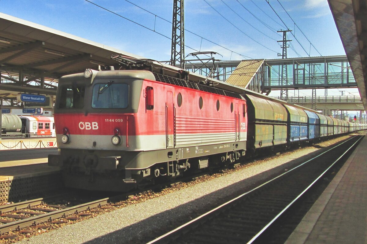 PKP Kohlezug mit �BB 1144 059 durchfahrt am 31 Mai 2015 Wiener Neustadt Hbf.