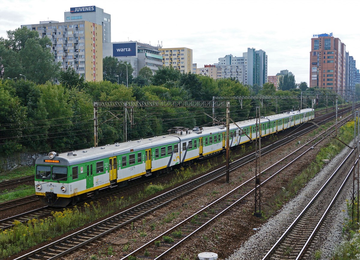 Privatbahnen in Polen: Sehr abwechslungsreich pr�sentiert sich zur Zeit noch der Fahrzeugpark der Koleje Mazowieckie.
Alter nicht modernisierter EN 57 -1941 ra 2 120 718-3 mit zwei Sirnfront-Fenster bei Warschau am 14. August 2014.  
Foto: Walter Ruetsch