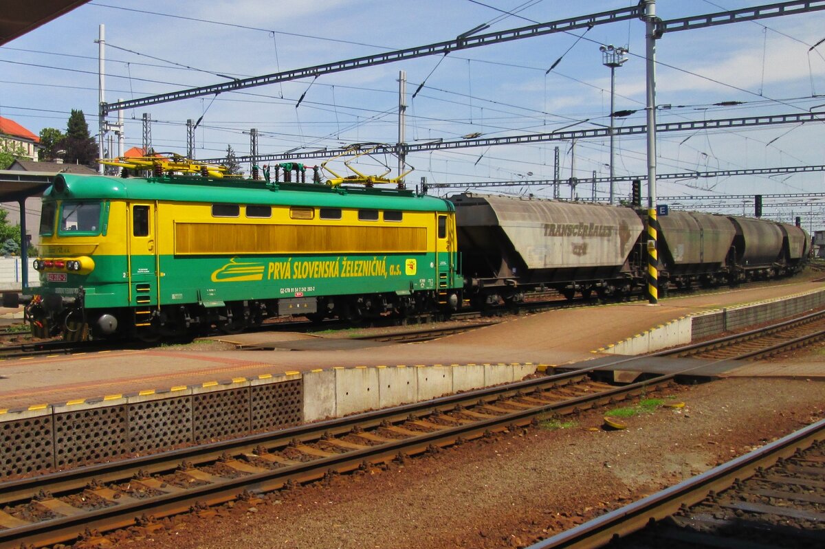 Prv� Slovenska Zeleznice (Privater Slowakischer Eisenbahn) 242 282 zieht am 31 Mai 2015 ein Getreidezug durch Bratislava hl.st. -und am Ende lauft nioch ein Diesellok mit.