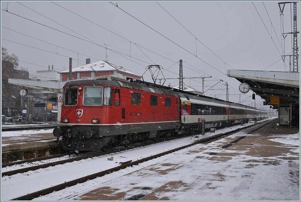 Pünktlich wie die Eisenbahn verlässt die SBB Re 4/4 II 11139 mit ihrem IC 183 von Stuttgart nach Zürich den Bahnhof Singen. 
9. Dez 2017