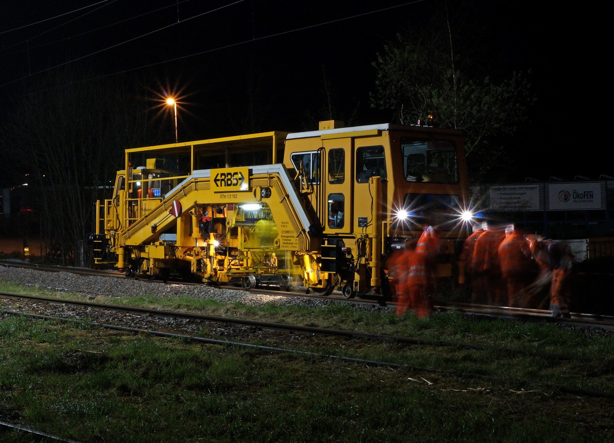 RBS: Streckensperrung auf dem Streckenabschnitt Solothurn HB-Lohn L�terkofen infolge Gleisbauarbeiten w�hrend den Wochen 15 und 16 2015. Ab 21.00 Uhr bis Betriebsschluss wurde die Bahn durch Busse ersetzt. Bei solchen Arbeiten, die leider oft w�hrend der Nacht stattfinden, gelangen oft einzelne interessante Fahrzeuge zum Einsatz, die am dem Tag meist unbeachtet auf Abstellgeleisen rumstehen. XTm 1/2 152 der RBS im vollen Einsatz bei Lohn-L�terkofen am 14. April 2015.
Foto: Walter Ruetsch  