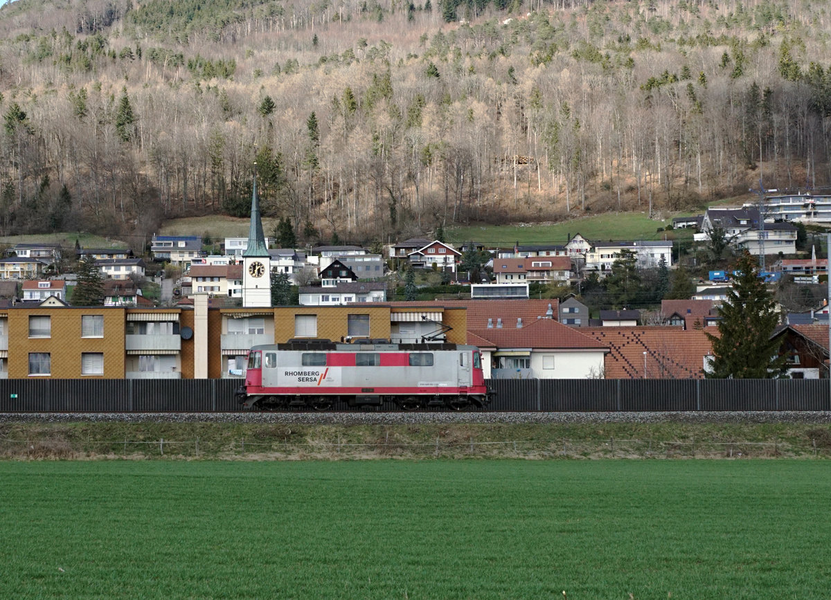 Re 420 503 RHOMBERG SERSA, ehemals TRAVYS, BLS, SBB bei Oensingen am 12. März 2021.
Die Lok befand sich auf der Fahrt von Schlieren nach Morges, wo sie als Ersatz im Kiesverkehr für die grüne 420 der MBC gebraucht wird.
Foto: Walter Ruetsch