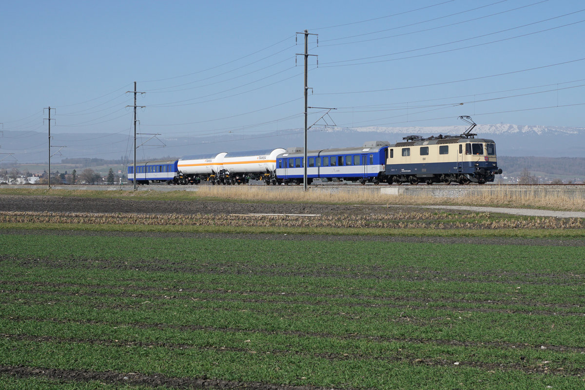 Re 421 387-2 Rheingold, ehemals SBB Cargo, mit Testzug.
Am 25. Februar 2021 wurden zwischen Kerzers und Ins Lärmmessfahrten durchgeführt. Sämtliche Aufnahmen sind dabei im Raum Kerzers entstanden.
Foto: Walter Ruetsch