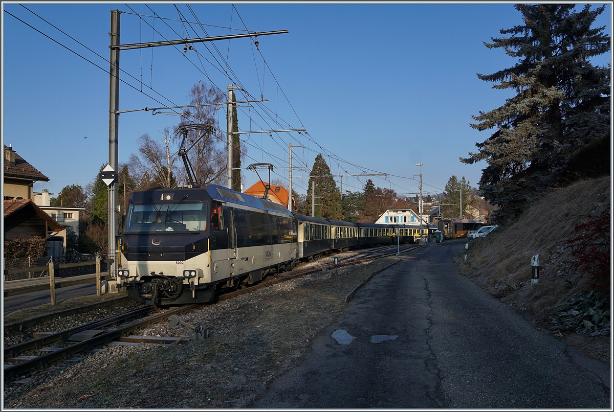 Relativ bald schon verkehrten die Züge wieder normal, und so zeigt das letzte Bild dieser Serie einen  MOB Belle Epoque  Zug in Normalversion, mit der erfreulichen Ausnahme, dass die MOB Ge 4/4 8002 einen Alpina Triebwagen ersetzt. Das Bild entstand in Fontanivent. 

10. Jan 2021
