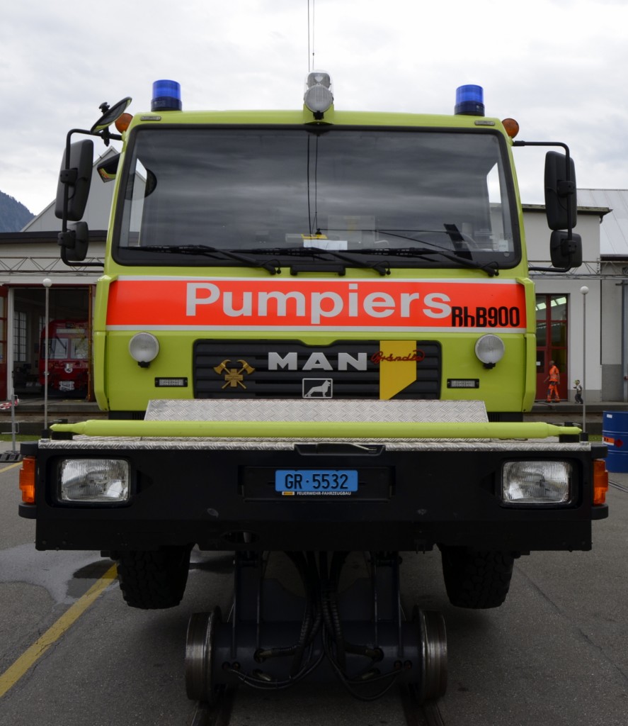 Rettungsfahrzeug Schiene/Strasse der Feuerwehr Lavin (RhB) Xm 2/2 9928, hier ausgestellt im Depotgel�nde Landquart zum Jubil�um 125 Jahre RhB am 10.05.2014. Chassis: MAN LE 10.220 4x4, Dienstgewicht: 9,0t, L�P: 7,56m, Vmax: 60km/h (Strasse) 35km/h (Schiene), Lieferfirma: Br�ndle Fahrzeugbau, Wil, Inbetriebsetzung: 2007.
Hier ist das Zweiwegefahrzeug aufgebockt f�r den Schienenbetrieb.