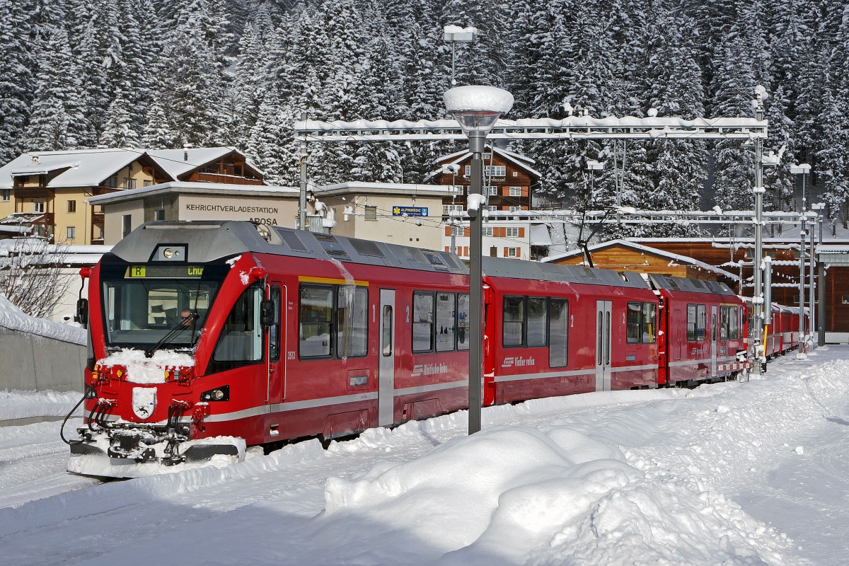 RhB: Da die Züge der Chur-Arosa-Bahn nicht verpendelt sind, kommt es auf der Endstation Arosa zu Zugsumfahrungen. Am 31. Dezember 2014 wurde ein ABe 8/12  ALLEGRA  bei einem derartigen Rangiermanöver auf einem Bilde verewigt. Diese Triebfahrzeuge von Stadler Rail sind auch auf anderen RhB-Strecken einsetzbar.
Foto: Walter Ruetsch