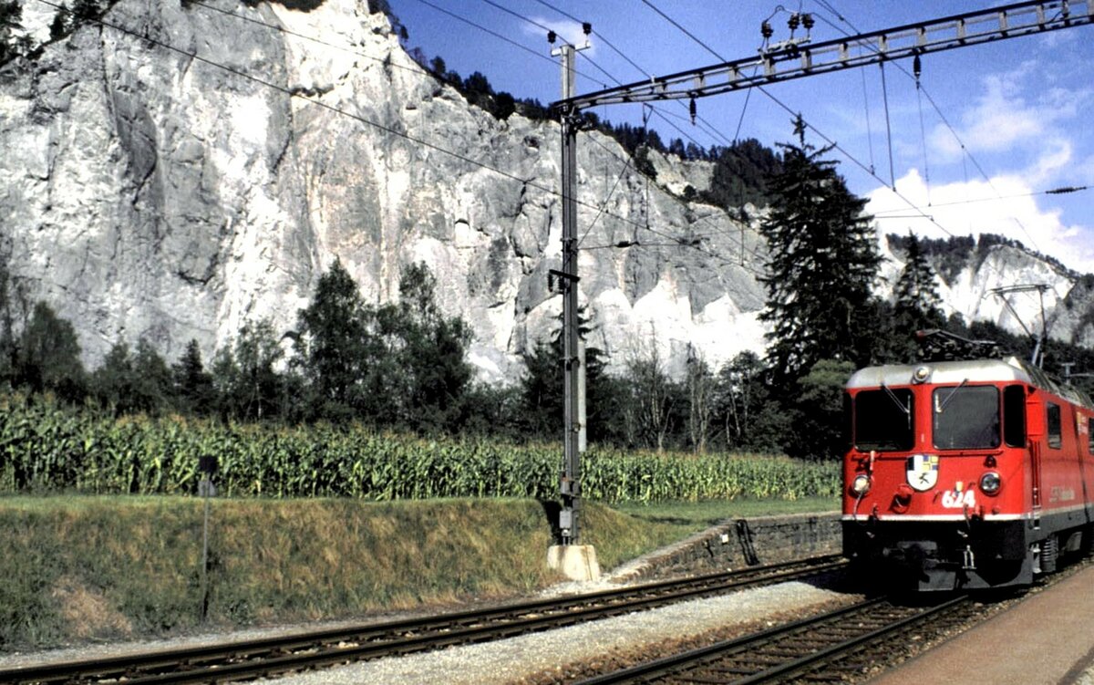 RhB Ge 4/4 II Nr.624 bei Versam Safien in der Rheinschlucht im August 1990.
