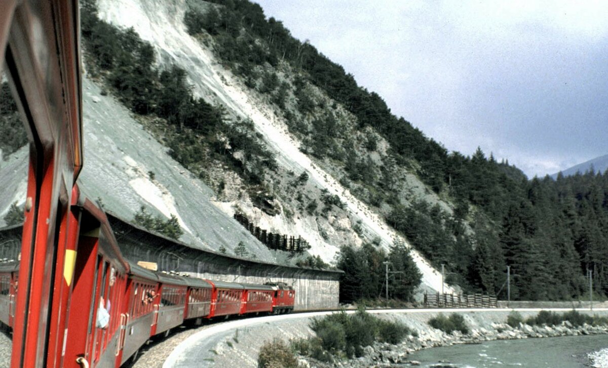RhB Ge 4/4 II in der Rheinschlucht im August 1990.