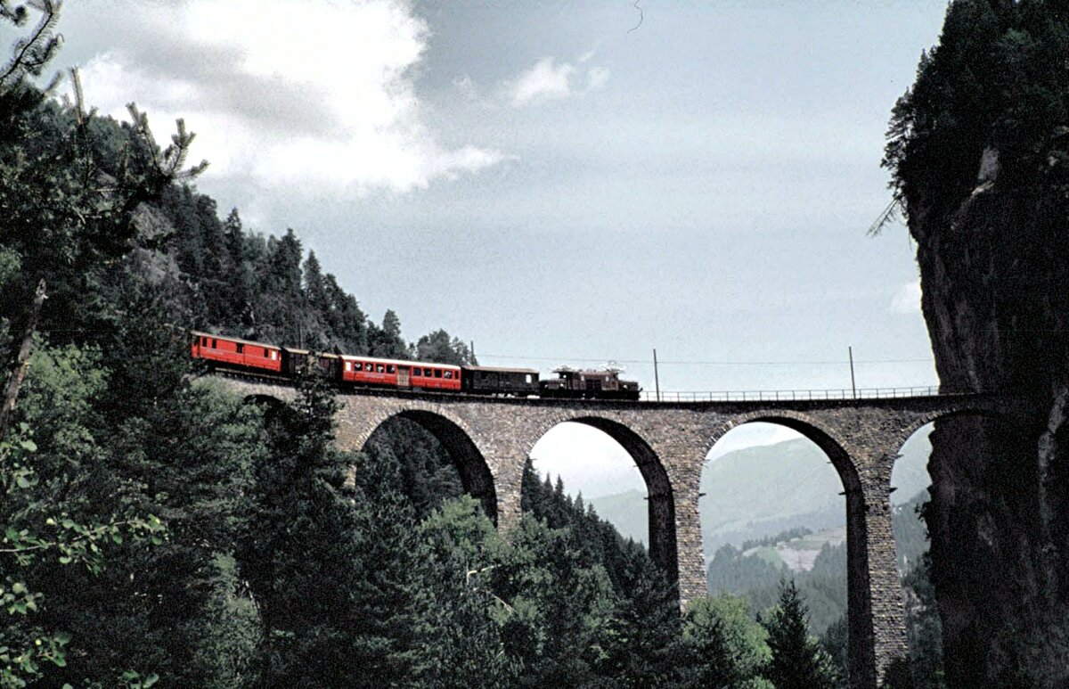 RhB Ge 6/6 I mit GmP auf dem Landwasserviadukt bei Filisur im August 1989.