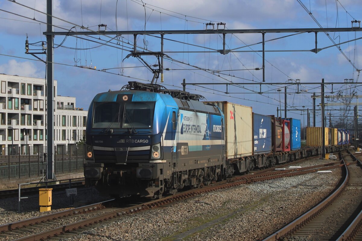 RTB 193 726 schleppt ein aus Kehl kommender KLV durch Breda auf den Weg nach Kijfhoek am 23 Februar 2025.
