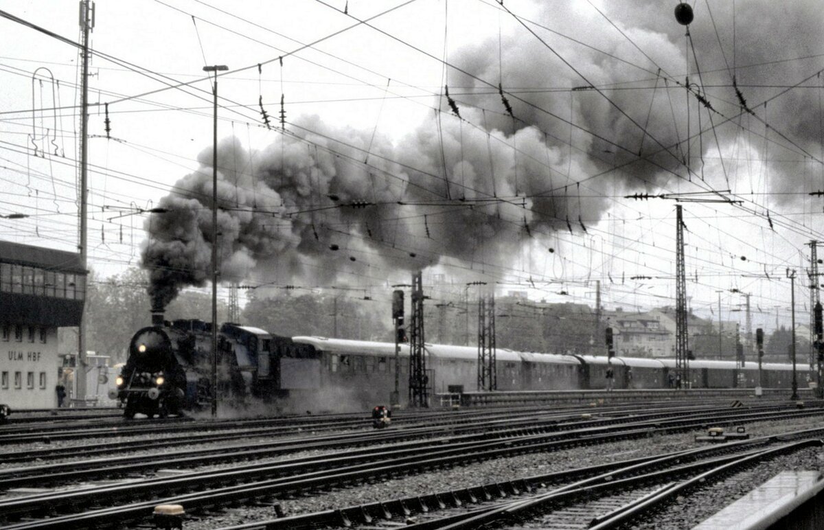S 3/6 Nr.3673 in blauer Lackierung fährt mit heftiger Dampfwolke aus Ulm aus am 07.10.2001.
