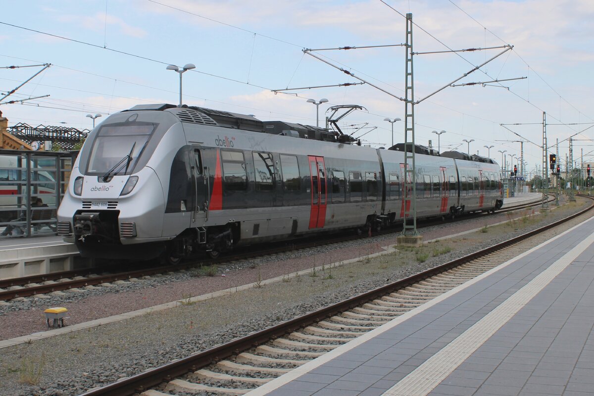 S-Bahn 9442 606 steht am 26 Mai 2025 abfahrtbereit in Ha;lle (Saale) Hbf.