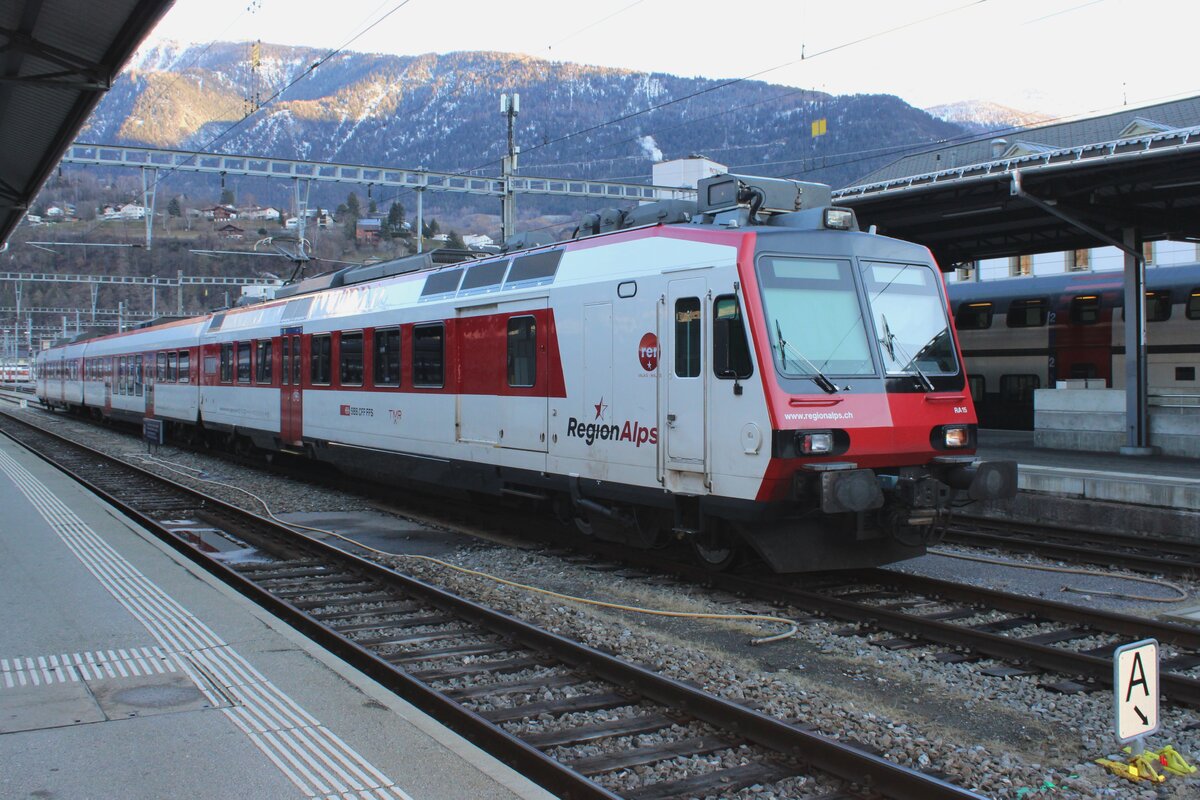 SBB 560 415 steht am 1 J�nner 2024 in Brig abgestellt.