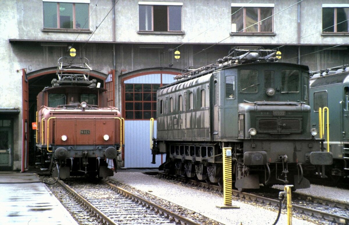 SBB Ae 4/7 Nr.10 932 und Ee 3/3 Nr.16 325 in Rorschach am 08.07.1984.