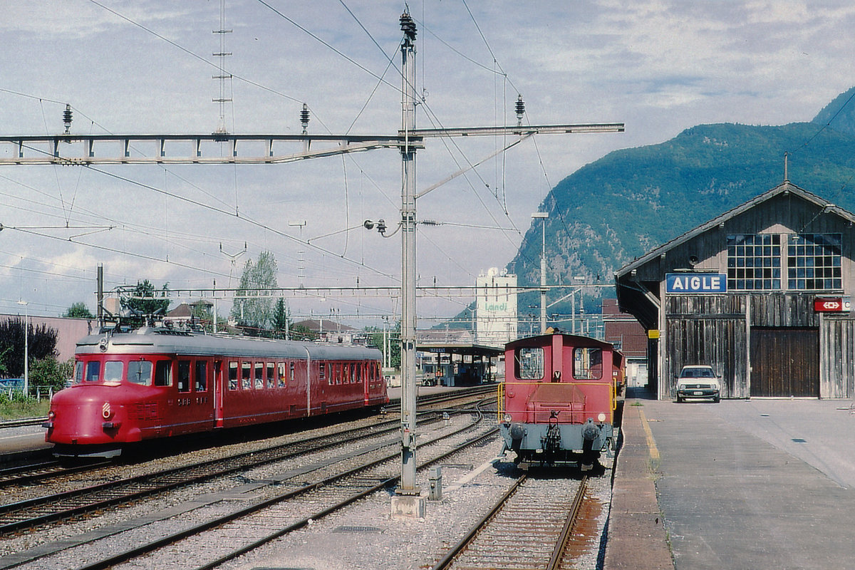 SBB: Bahnhof Aigle im August 1997. Der RAe 4/8 1021 beim Passieren des Güterschuppens und dem damals noch in Aigle stationierten Tm.
Foto: Walter Ruetsch 