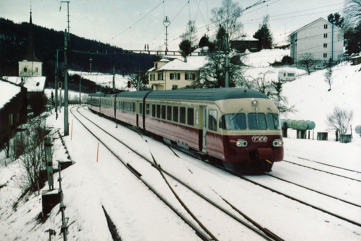 SBB: Beim Eindunkeln eines trüben Wintertages im Jahre 2004 passierte der RAe 1053 das Kirchlein von Travers im Neuenburger Jura.
Foto: Walter Ruetsch 