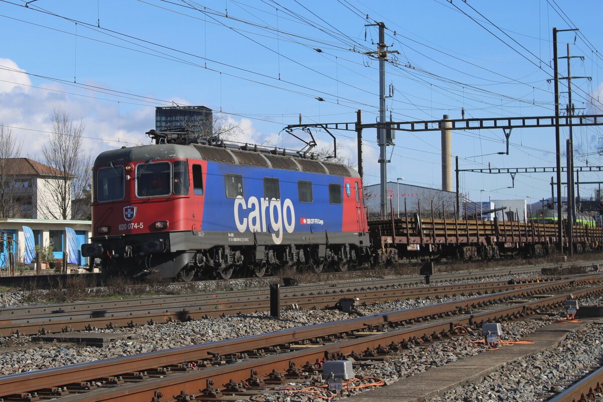 SBB Cargo 620 074 schleppt zwischen alle Güterzüge durch ein Gleisbauzug durch Pratteln am 13 Februar 2024. 