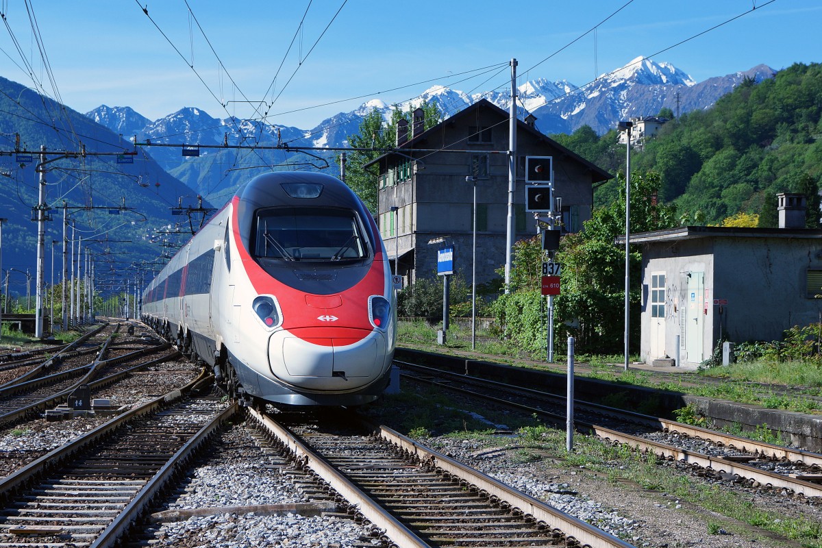 SBB:  Ein ETR 610 in Domodossola am 2. Mai 2015 als EC auf dem Weg zur EXPO 2015 in Rho Fiera Milano.	
Foto: Walter Ruetsch	