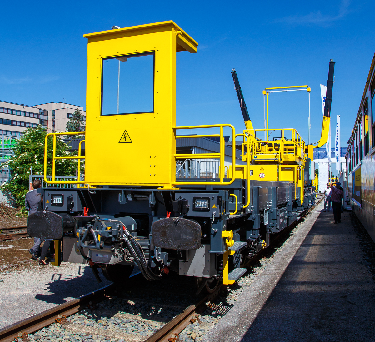 SBB Erhaltungsfahrzeug (EHFZ) für den Gotthard-Basistunnel (GBT), hier der HARSCO Modultragwagen Xas 99 85 93 83 234-3 CH-SBBI der SBB Infrastruktur, präsentiert  der iaf 2017 Internationale Ausstellung Fahrwegtechnik in Münster (01.06.2017). Der Basiswagen wurde von der Ferriere Cattaneo SA (Schweiz) 2015 gebaut.

Auf dem Wagen befinden sich eine Palfinger Teleskoparbeitsbühne, zwei Palfinger Fahrdraht- und Tragseilpositionierer, eine Ladefläche und ein Rangierführerstand.

TECHNISCHE DATEN:
Spurweite: 1.435 mm 
Achsanzahl: 4
Länger über Puffer: 21.240mm
Drehzapfenabstand: 16.200 mm
Achsabstand im Drehgestell: 1.800 mm
Laufraddurchmesser: 920 mm (neu)
Ladelänge: 18.400 mm
Ladefläche: 46 m²
Höhe der Ladeplattform: 1.160 mm
Gewicht: 44.500 kg
Höchstgeschwindigkeit (geschleppt): 100 km/h
kleinster befahrbarer Radius: 90m
Bremse: DK-GP-A
