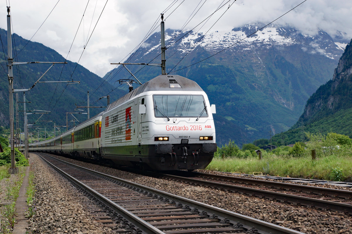 SBB:  GOTTARDO 2016 
Bis auf die maximale Länge verstärkter Extrazug Biasca-Erstfeld mit der Re 460 052-4 bei Erstfeld am 4. Juni 2016.
Foto: Walter Ruetsch