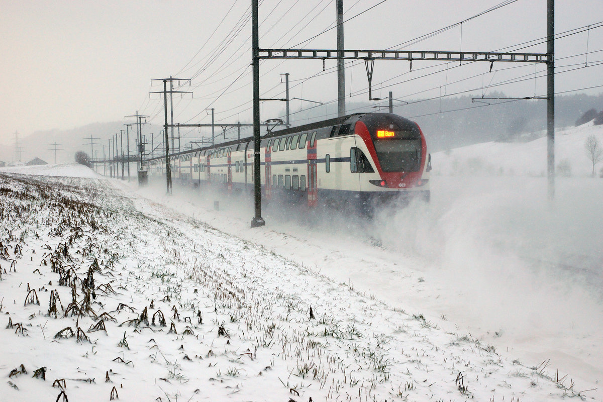 SBB: IR nach BERN mit RABe 511 039 der Zürcher S-Bahn anlässlich der Durchfahrt Riedtwil am 17. Januar 2017. Der Allwetterbahnfotograf genoss das herrliche Winterwetter bei minus 6 Grad und einer sehr starken kalten Bise. 
Foto: Walter Ruetsch  