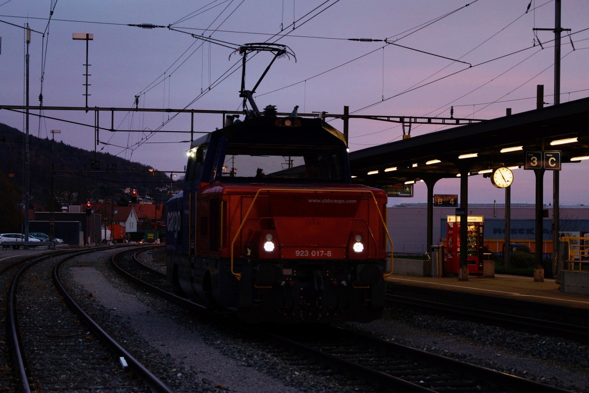 SBB: Obschon am 14. November 2015 in Oensingen für die Eem 2/2 923 017-8 noch mehrere interessante Rangierfahrten bevorstanden, hiess es für den Bahnfotografen aus der Schweiz um 16:55h die Fotoexkursion endlich zu beenden. Wieder ist ein schöner herbstlicher  FOTOTAG  viel zu schnell zu Ende gegangen!
Foto: Walter Ruetsch