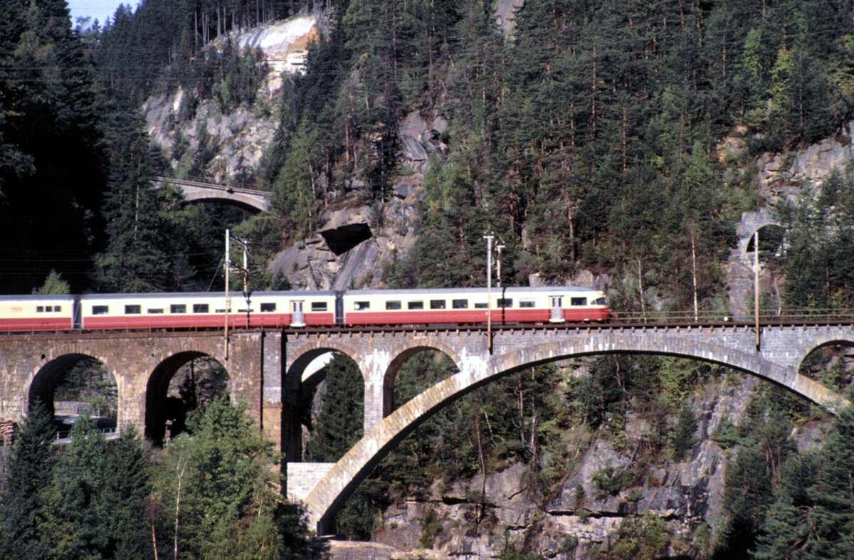 SBB RAe TEE II bei Wassen am 13.10.1983.