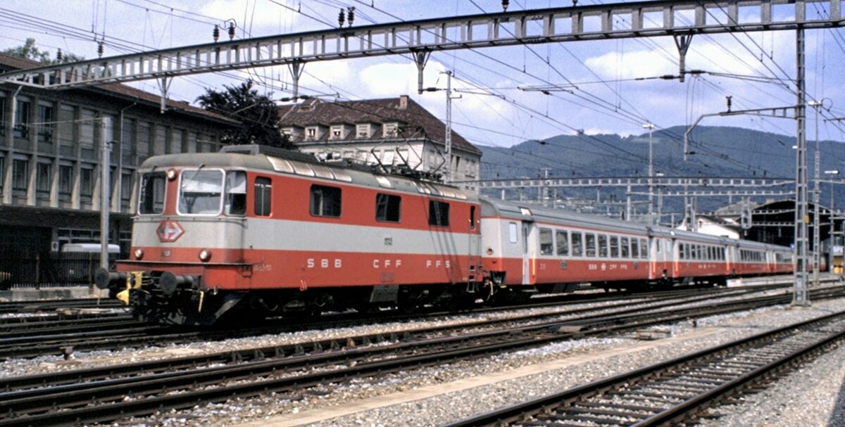 SBB Re 4/4 II Nr.11 103 mit Swiss Express Zug in Olten am 15.08.1980.