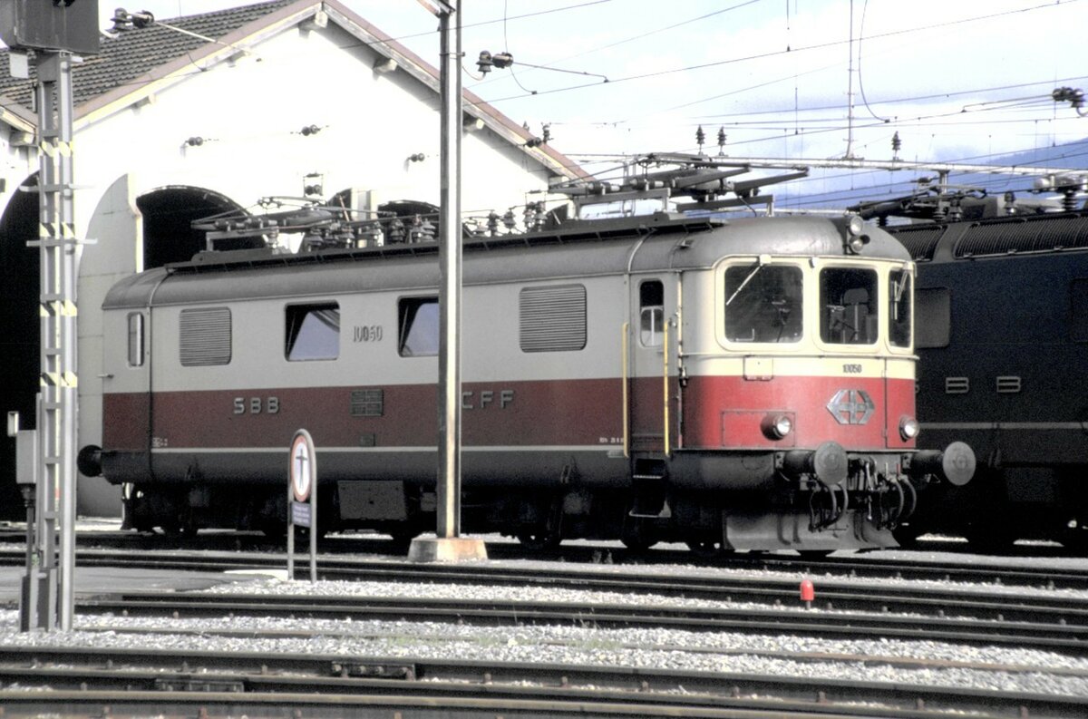 SBB Re4/4 I TEE Nr. 10 050 in Delemont am 25.08.1984.