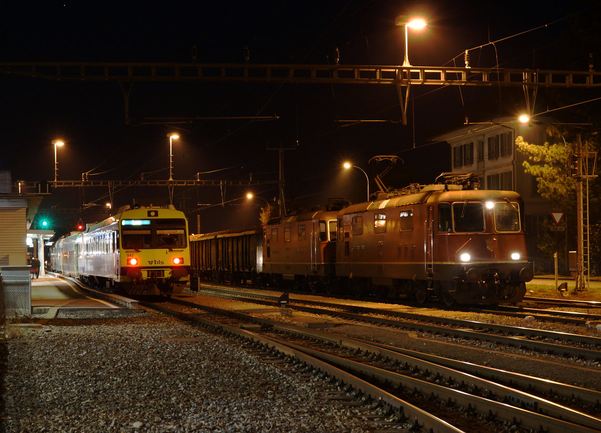 SBB/BLS: ZUCKERRÜBENKAMPAGNE 2016
Der grösste Teil des Rübenverkehrs auf der Schiene findet in Aarberg während der Nacht statt. Am Abend des 29. Oktober 2016 kreuzte in Aarberg ein einfahrender Rübenzug mit einer Doppeltraktion Re 4/4 II eine BLS S-Bahn der Strecke Kerzers-Büren an der Aare.
Foto: Walter Ruetsch 