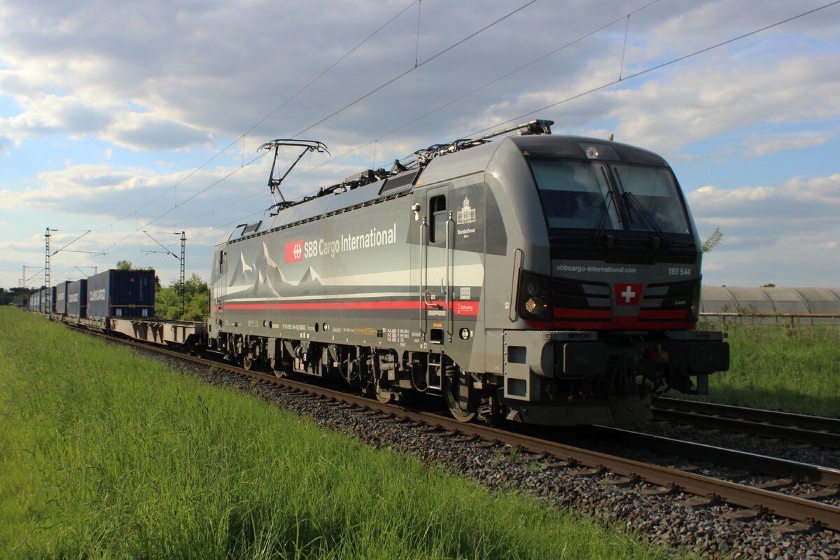 SBBCI 193 544 durchfahrt mit ein Containerzug am 8 Mai 2025 Kaarst auf den W4eg nach K�ln-Eiffeltor.