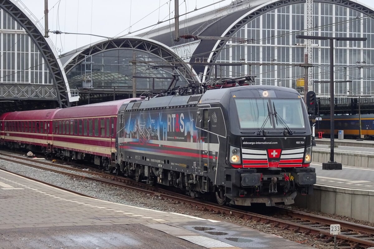 SBBCI 193 701 steht am 22 J�nner 2023 mit der TUI Ski-Express in Amsterdam Centraal.