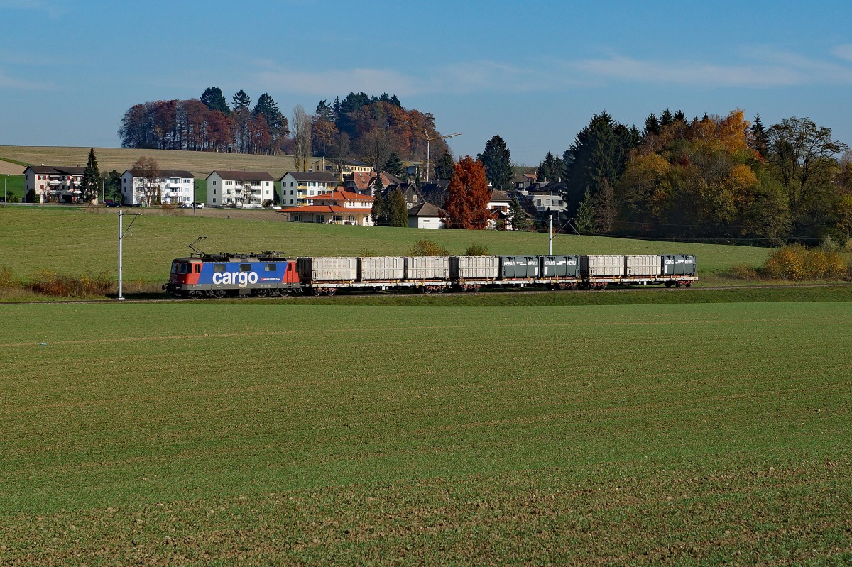 SBB/KEBAG AG: Die Re 421 mit leeren Schlackencontainer zwischen Biberist und Solothurn auf der Fahrt zur Kehrichtverbrennungsanlage Emmenspitz bei Zuchwil am 6. November 2015.
Foto: Walter Ruetsch